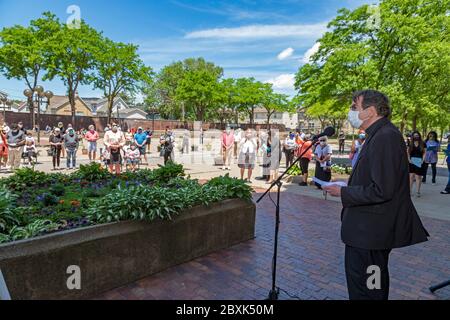 Detroit, Michigan, États-Unis. 7 juin 2020. L'archevêque catholique de Detroit Allen Vigneron dirige un rosaire pour la justice raciale à l'extérieur de Sainte-Anne Basilique Anne. L'événement survient après deux semaines de protestations au sujet du meurtre par la police de George Floyd à Minneapolis. Les paroissiens présents ont été invités à pratiquer la distanciation sociale et à porter des masques en raison de la pandémie du coronavirus. Crédit : Jim West/Alay Live News Banque D'Images