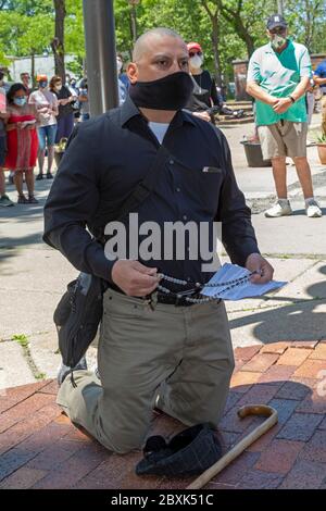 Detroit, Michigan, États-Unis. 7 juin 2020. L'archevêque catholique de Detroit, Allen Vigneron, a dirigé un rosaire pour la justice raciale à l'extérieur de Sainte-Anne Basilique Anne. L'événement a eu lieu après deux semaines de protestations au sujet du meurtre par la police de George Floyd à Minneapolis. Les paroissiens présents ont été invités à pratiquer la distanciation sociale et à porter des masques en raison de la pandémie du coronavirus. Crédit : Jim West/Alay Live News Banque D'Images