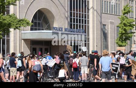 St. Louis, États-Unis. 07e juin 2020. Les manifestants arrivent au siège de la police de Saint-Louis le dimanche 7 juin 2020. Environ 2000 manifestants, qui ont manifesté contre le meurtre de la police, ont marché dans plusieurs rues assemblées au siège de la police pour des discours et pour protester contre le racisme et la violence policière. Photo de Bill Greenblatt/UPI. Crédit : UPI/Alay Live News Banque D'Images