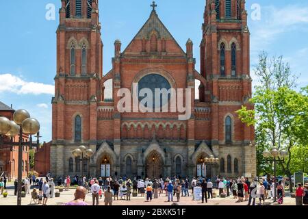 Detroit, Michigan, États-Unis. 7 juin 2020. L'archevêque catholique de Detroit, Allen Vigneron, a dirigé un rosaire pour la justice raciale à l'extérieur de Sainte-Anne Basilique Anne. L'événement a eu lieu après deux semaines de protestations au sujet du meurtre par la police de George Floyd à Minneapolis. Les paroissiens présents ont été invités à pratiquer la distanciation sociale et à porter des masques en raison de la pandémie du coronavirus. Crédit : Jim West/Alay Live News Banque D'Images