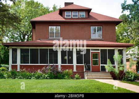 Une charmante maison historique dans une petite ville américaine, dans un jardin Midwestern avec une grande véranda avec moustiquaire à St. Cloud, MN, USA Banque D'Images