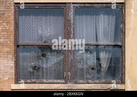 Fenêtres cassées avec rideaux en dentelle. Image prise à l'ancienne usine de dentelle de Scranton, construite en 1890, fermée en 2002, démolie en 2019. Banque D'Images