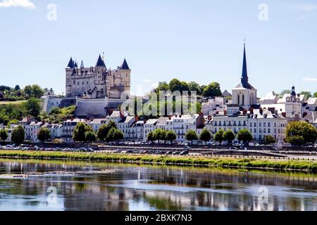 Vue sur le château de Saumur depuis la loire Banque D'Images