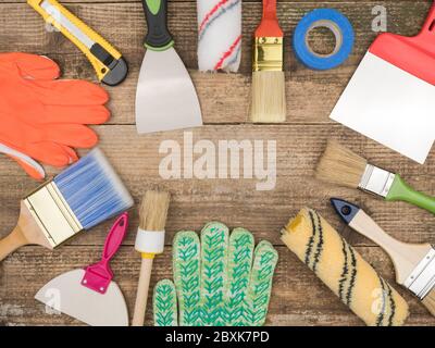 Divers outils de peinture sur fond en bois. Vue du dessus. Banque D'Images