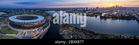 Perth Australie 5 novembre 2019 : vue panoramique aérienne du stade Optus et du pont Matagarup avec la ville de Perth en arrière-plan. Banque D'Images