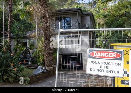 Maison indépendante australienne à Sydney avec des constructeurs d'escrime prêts pour les travaux de construction, Avalon Beach, Sydney, Australie Banque D'Images