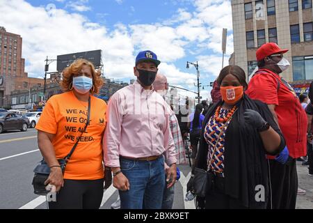 Le président de Bronx Borough Ruben Diaz a participé à la marche avec certains des organisateurs. Banque D'Images