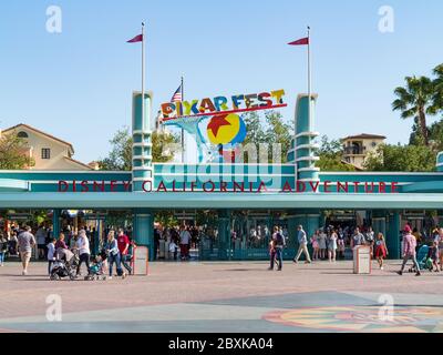 ANAHEIM, CALIFORNIE - 25 mai 2018 - entrée Disney California Adventure avec le signe Pixar Fest dans le Disneyland Resort. Banque D'Images