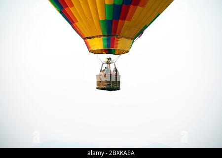 Un ballon d'air chaud survole Vang Vieng, Laos, Asie du Sud-est. Banque D'Images