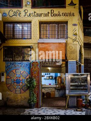 FÈS, MAROC - VERS MAI 2018 : vue sur un coin typique de la médina de Fès. FES el Bali. Est la plus ancienne partie fortifiée de Fès, au Maroc. Banque D'Images