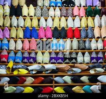 FÈS, MAROC - VERS MAI 2018 : magasin typique de chaussures marocaines traditionnelles dans la médina de Fès. FES el Bali. Est la plus ancienne partie fortifiée de Fès, Moroc Banque D'Images