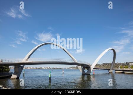 Perth Australie 5 novembre 2019 : le légendaire pont à pédèpasse incurvé d'Elizabeth Quay à Perth, Australie occidentale Banque D'Images