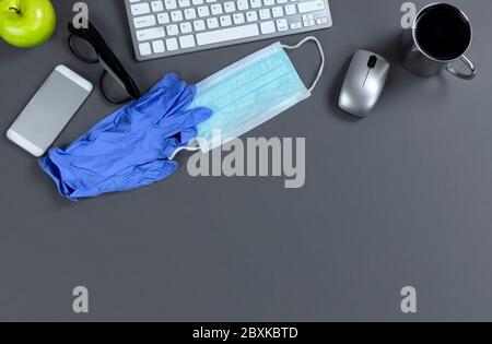 Bordure supérieure d'un ordinateur de bureau d'entreprise prêt à travailler pendant la pandémie du coronavirus en vue aérienne Banque D'Images