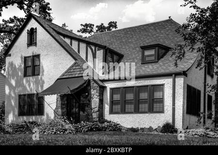 Éléments architecturaux stylisés dans cette maison moderne historique Tudoresque, dans le quartier historique du sud dans la petite ville de St. Cloud, MN, Banque D'Images