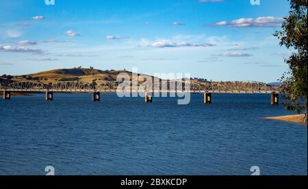 Pont de chemin de treillis d'acier Bethanga traversant la rivière Murray, Nouvelle-Galles du Sud, Australie Banque D'Images