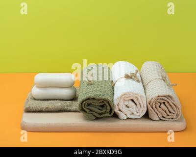 Savon et serviette de style écologique avec fond orange et vert. Banque D'Images