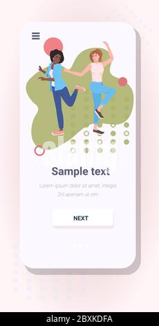 mix race filles danse danseuse ayant le plaisir couple en appréciant danse partie smartphone écran mobile application copier espace vertical pleine longueur illustration vectorielle Illustration de Vecteur