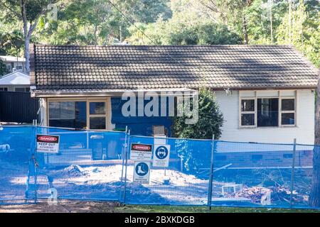 Maison de bungalow traditionnelle de Sydney en cours de rénovation et de modernisation par des constructeurs, NSW, Australie Banque D'Images