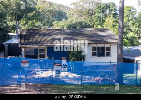 Maison de campagne australienne traditionnelle des années 1970 en rénovation et modernisée dans la banlieue d'Avalon Beach à Sydney.Australia Banque D'Images