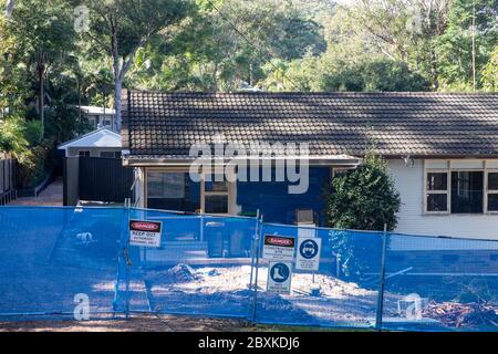 Maison de campagne australienne traditionnelle des années 1970 en rénovation et modernisée dans la banlieue d'Avalon Beach à Sydney.Australia Banque D'Images