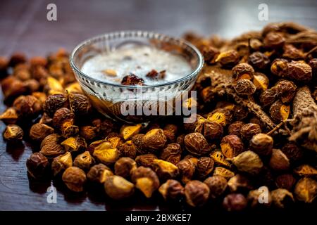 Une prise de soapnut, de reetha ou d'aréetha dans un sac de tireur avec un peu de son shampooing naturel dans un bol en verre. Banque D'Images