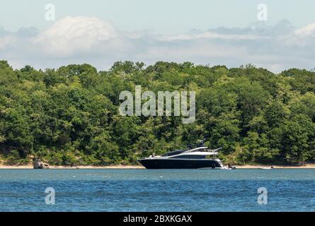 Grand yacht à moteur de luxe ancré à Smith Cove, Shelter Island, NY Banque D'Images