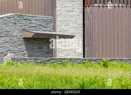 gros plan d'une maison contemporaine avec plusieurs matériaux de construction Banque D'Images