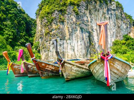 Krabi, Thaïlande, 7 novembre 2017 : bateaux à moteur thaïlandais traditionnels sur une île de la mer d'Andaman à Krabi, Thaïlande Banque D'Images