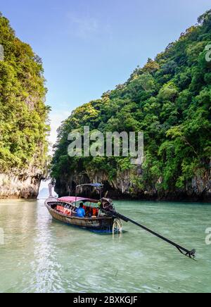 Krabi, Thaïlande, 7 novembre 2017 : bateau à moteur thaïlandais traditionnel à l'entrée d'un lagon sur l'île de Ko Hong Banque D'Images