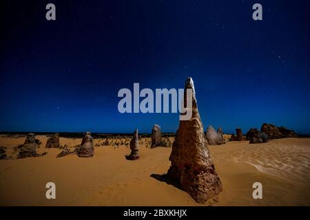 Une pile de calcaire dans le désert des Pinnacles, dans le parc national de Nambung, en Australie occidentale, qui a été peint à la lumière la nuit Banque D'Images