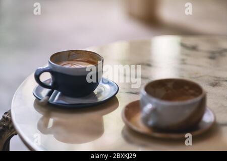 Gros plan de deux tasses de café chaud sur une table en marbre dans le café Banque D'Images
