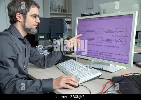 Erlangen, Allemagne. 05e juin 2020. Vincent Christlein, informaticien et assistant de recherche à la chaire de reconnaissance des motifs de l'Université d'Erlangen-Nuremberg, explique les étapes impliquées dans l'imitation de l'écriture manuscrite par logiciel utilisant un graphique. Les chercheurs d'Erlangen utilisent l'intelligence artificielle pour imiter l'écriture manuscrite. Un des objectifs est de permettre aux personnes qui ne peuvent pas écrire des textes dans leur propre écriture manuscrite en raison de blessures ou d'autres déficiences. Crédit : Daniel Karmann/dpa/Alay Live News Banque D'Images