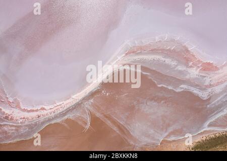 Vue aérienne du lac Bumbunga, un lac naturel salé rose à côté de la petite ville de Lochiel en Australie méridionale Banque D'Images