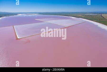 Vue aérienne du lac Bumbunga, un lac naturel salé rose à côté de la petite ville de Lochiel en Australie méridionale Banque D'Images