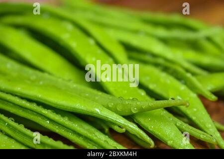 Des piments verts frais sur fond en bois haut Afficher gros plan image photographique Banque D'Images