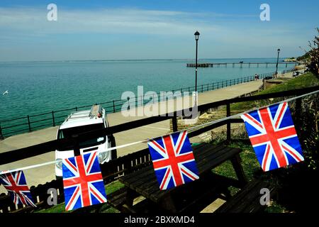 Totland Bay, front de mer, île de Wight, montrant l'ancien victorien jetée de l'autre côté du Solent vers la partie continentale de l'Union Saut de cric au premier plan Banque D'Images