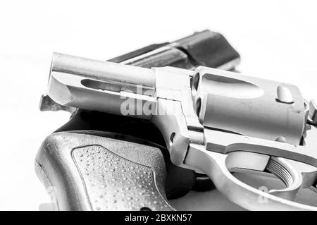 Deux pistolets, un revolver spécial en acier inoxydable 357 et un revolver spécial noir 38 sur fond blanc Banque D'Images