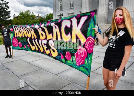 Protestation contre le meurtre de personnes de couleur par la police aux États-Unis (Black Lives Matter), à la maison d'État du Vermont et dans les rues environnantes, Montpelier, VT, États-Unis. Banque D'Images