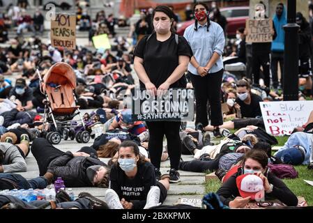 Protestation contre le meurtre de personnes de couleur par la police aux États-Unis (Black Lives Matter), à la maison d'État du Vermont et dans les rues environnantes, Montpelier, VT, États-Unis. Banque D'Images