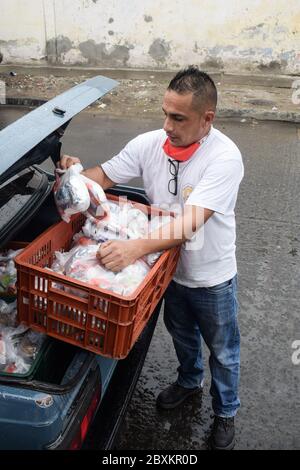 Milton, l'un des bénévoles de la fondation 'Jesús Pescador de Hombres', à Cali, qui prépare et distribue des centaines de repas quotidiens pour nourrir le h Banque D'Images