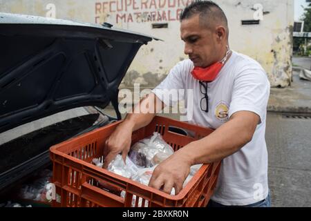 Milton, l'un des bénévoles de la fondation 'Jesús Pescador de Hombres', à Cali, qui prépare et distribue des centaines de repas quotidiens pour nourrir le h Banque D'Images