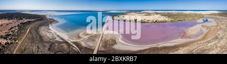 Vue panoramique aérienne du lac MacDonnell, un lac naturel de sel rose situé près de Penong en Australie méridionale Banque D'Images