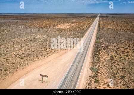 Vue aérienne de la plaine de Nullarbor avec le signe emblématique qui indique l'extrémité est de la plaine sans arbres Banque D'Images