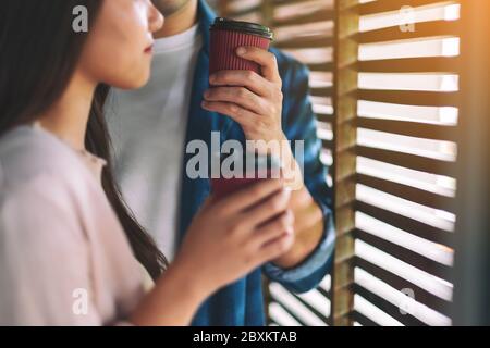 Un homme et une femme buvant du café ensemble Banque D'Images