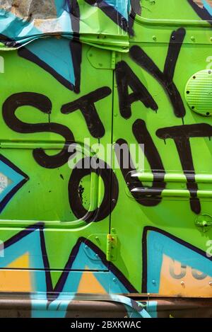 Message de graffiti « sortie » au cimetière de bus scolaire à Alto, Géorgie. (ÉTATS-UNIS) Banque D'Images