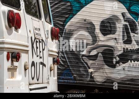 Graffiti art au cimetière de bus scolaire à Alto, en Géorgie, dans les contreforts des montagnes de la Géorgie du Nord. (ÉTATS-UNIS) Banque D'Images