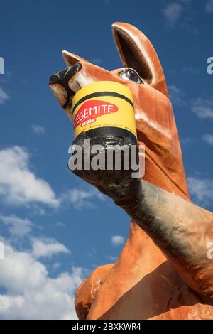 Sa WA frontière traversant Australie méridionale 14 septembre 2019 : Sculpture de deux icônes australiennes, un kangourou rouge tenant un bocal de Vegemite étendu à la Banque D'Images