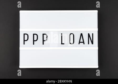 Boîte lumineuse avec texte de PRÊT PPP sur fond noir. Bannière pour les banques et les organisations financières. Banque D'Images