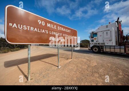 Cocklebiddy Australie occidentale 15 septembre 2019 : panneau indiquant le début de la route droite de 90 km, qui est la plus longue route droite d'Australie a Banque D'Images