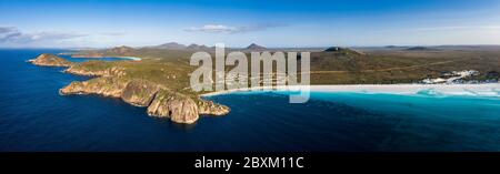 Panorama aérien des magnifiques eaux turquoise et de la plage de Lucky Bay, situé près d'Esperance en Australie occidentale Banque D'Images